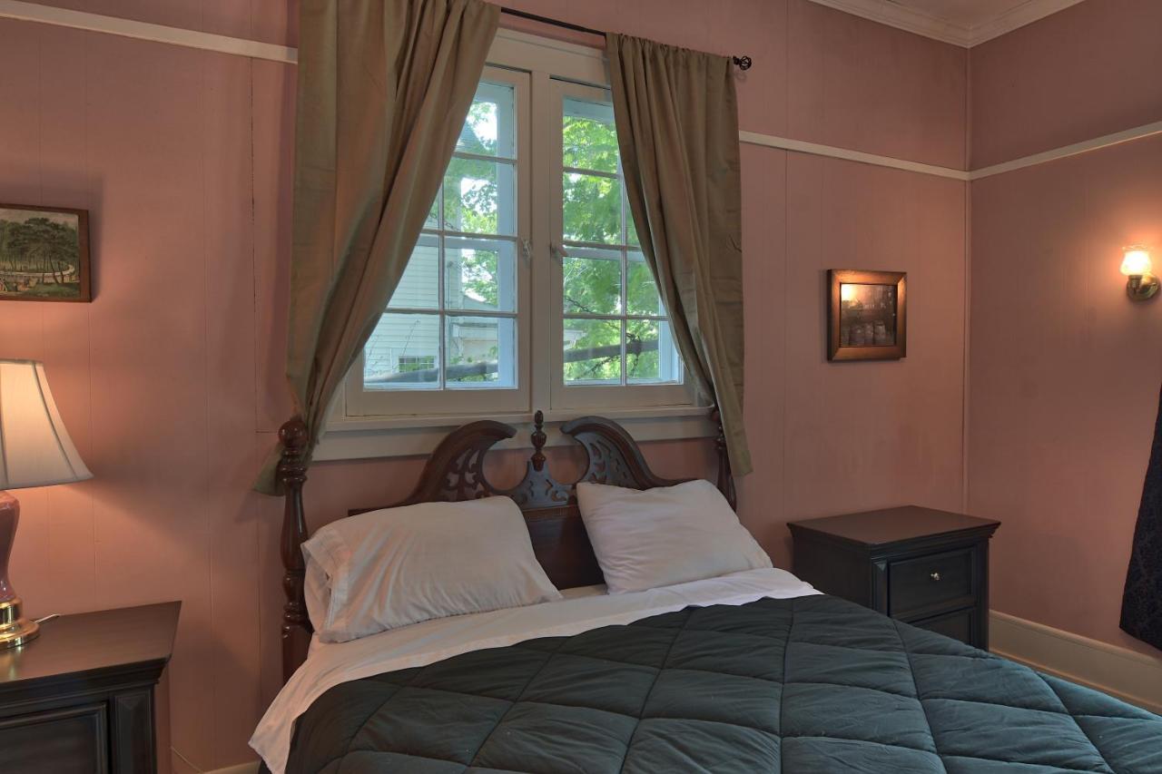 Bed and Breakfast Charlevoix House Экстерьер фото