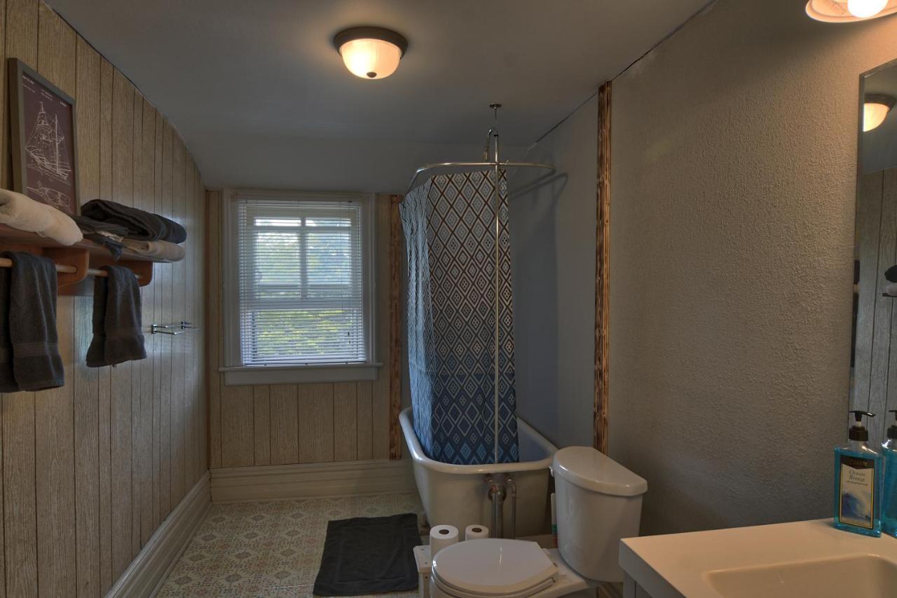 Bed and Breakfast Charlevoix House Экстерьер фото